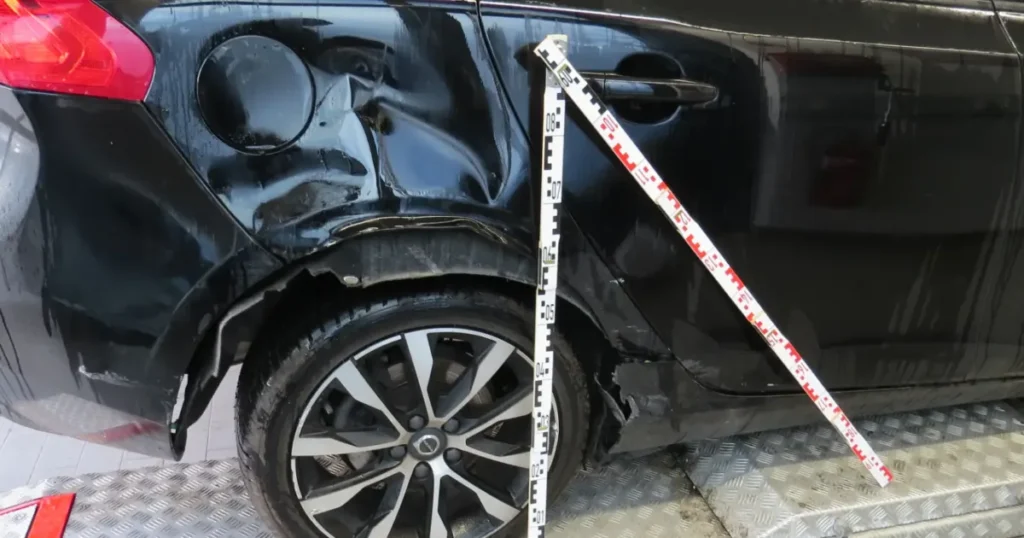 Unfallfahrzeug mit Seitenschaden bei der Begutachtung durch den Kfz-Gutachter